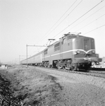 859305 Afbeelding van een electrische locomotief uit de serie 1200 van de N.S. met een trein naar Duitsland ter hoogte ...